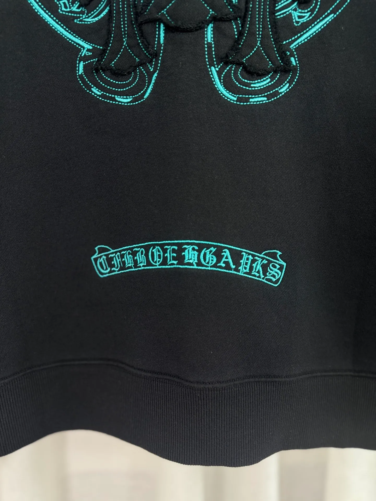 P270 top version, real shot without P, ​​different from market currency) 𝗖𝗵𝗿𝗼𝗺𝗲 𝗛𝗲𝗮𝗿𝘁𝘀/Cro Heart 2025 washed patch embroidery autumn and winter new original single counter American laser burnt 3D three-dimensional color embroidered couple casual sweatshirt 👑The highest version! Customized fabric 420g tripe terry fabric! American acid-washed and distressed original fabric laser burnt ✟appliqué embroidery and exquisite embroidery of letters! The best-selling model in the counter, very comfortable to wear. Accessories: original molded and authenticated collar label➕100% silk wash label. Genuine purchase-grade original hangtag➕matching hanging rope➕3D hanging beads➕original packaging bag. Craftsmanship: The original version has consistent wiring! The highest version of the armhole matching technique! Color: White Black Size: S M L XL Style Number: 25-307